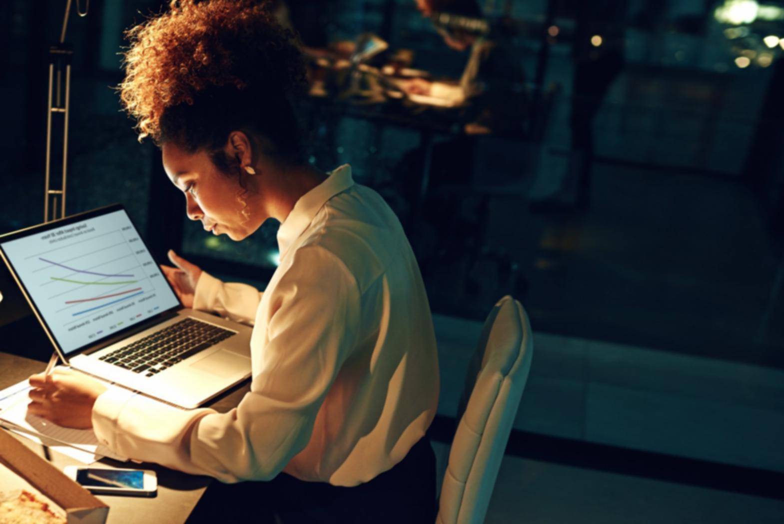 Teilnehmer arbeitet konzentriert am Online-Kurs zur Content-Optimierung